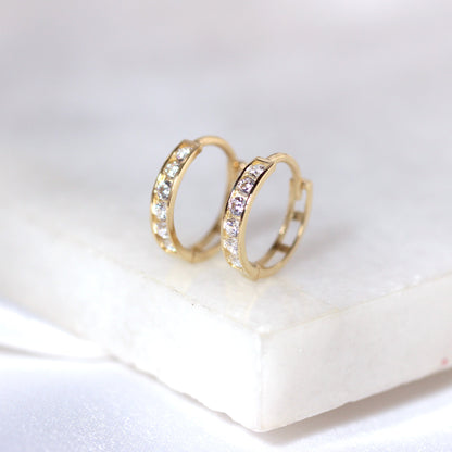 Boucles d'oreilles créoles Huggie de 12 mm en or 9 carats serties de zircones cubiques