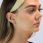 Boucles d'oreilles créoles Huggie en or blanc 9 carats avec zircones cubiques serties en canal de 12 mm