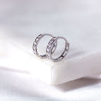 Boucles d'oreilles créoles Huggie en or blanc 9 carats avec zircones cubiques serties en canal de 12 mm