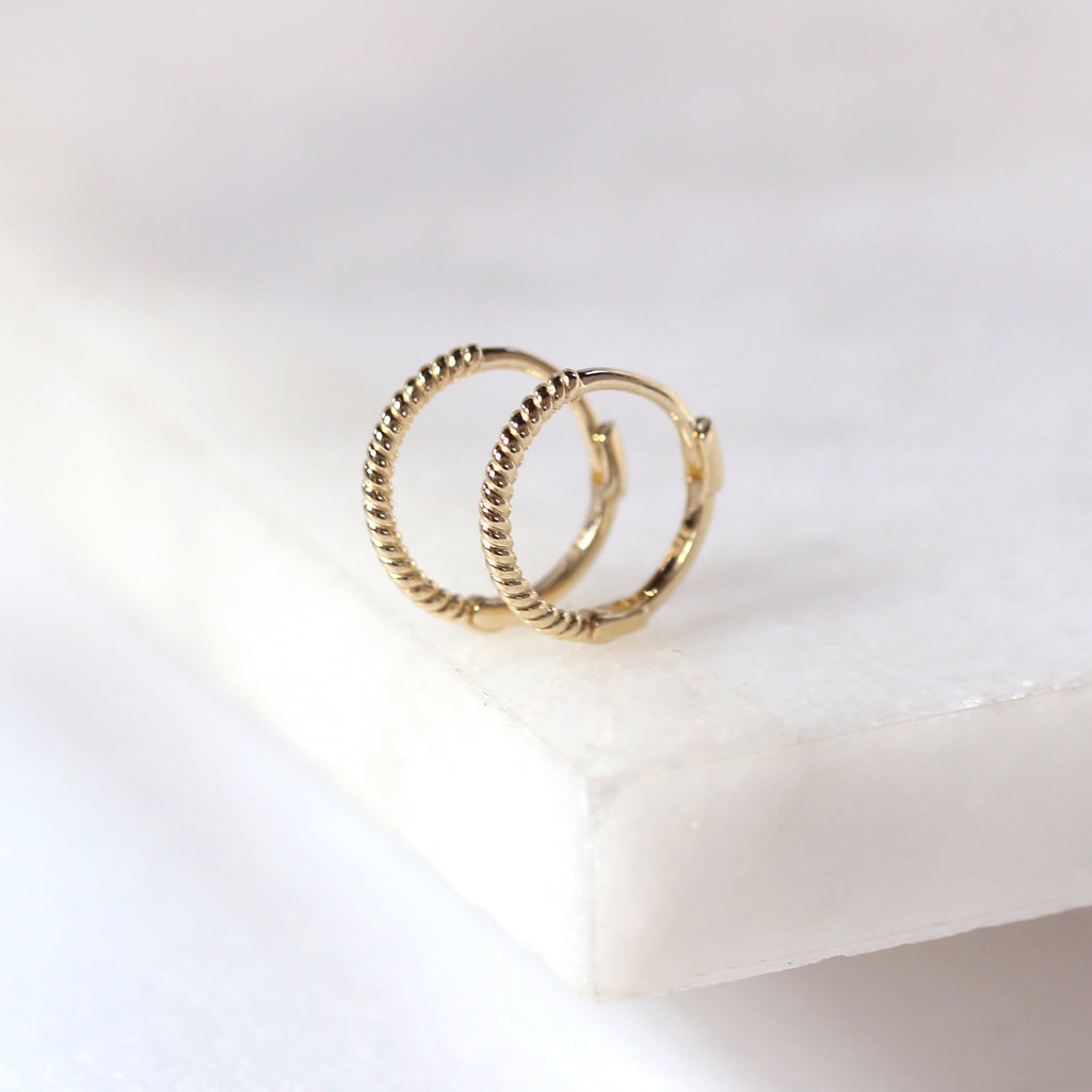 Petites boucles d'oreilles créoles torsadées en or 9 carats de 11 mm
