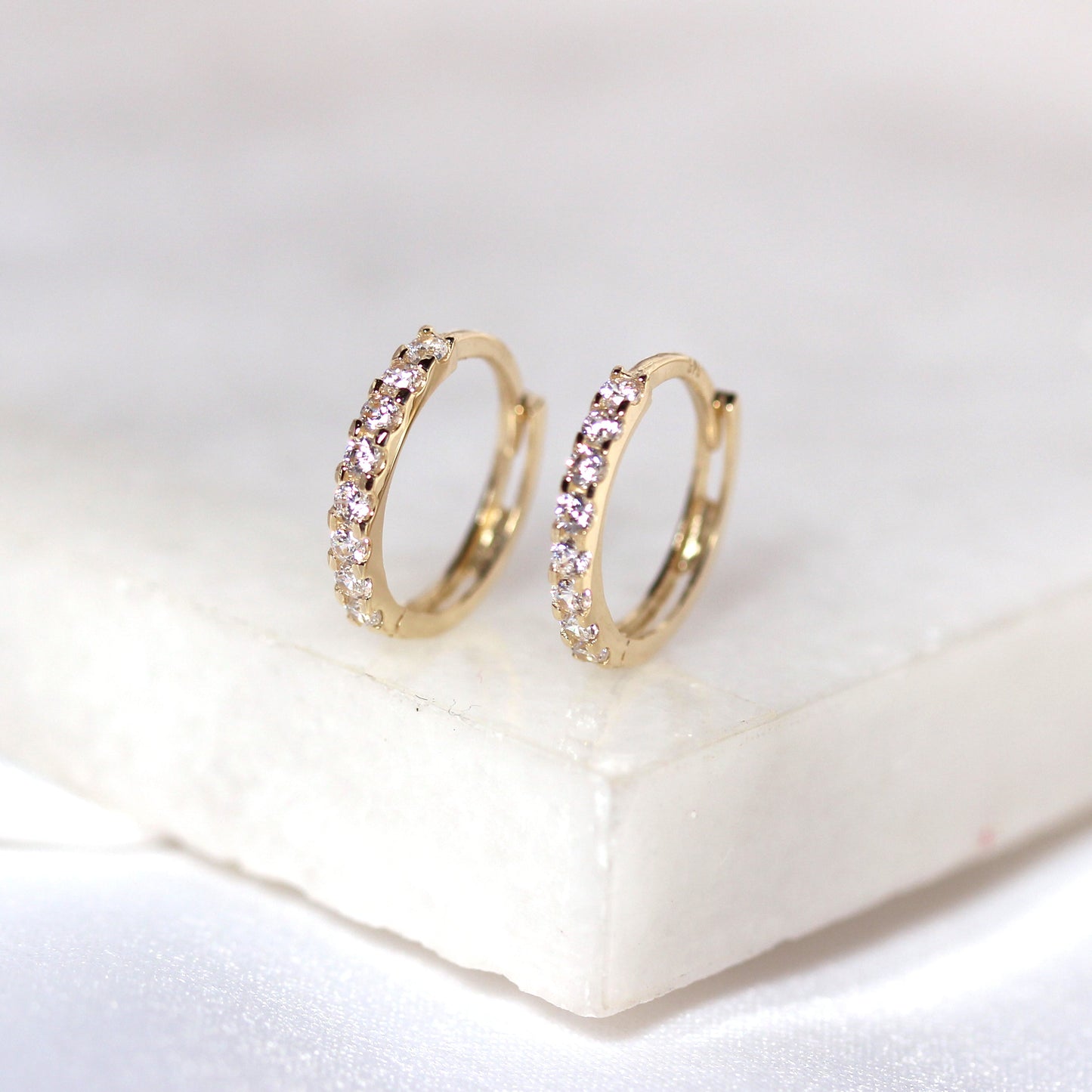 Boucles d'oreilles créoles Huggie 12 mm en or 9 carats serties de zircones cubiques