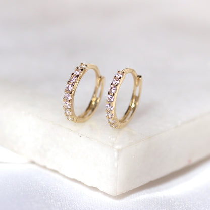 Boucles d'oreilles créoles Huggie 12 mm en or 9 carats serties de zircones cubiques
