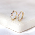 Boucles d'oreilles créoles Huggie 12 mm en or 9 carats serties de zircones cubiques