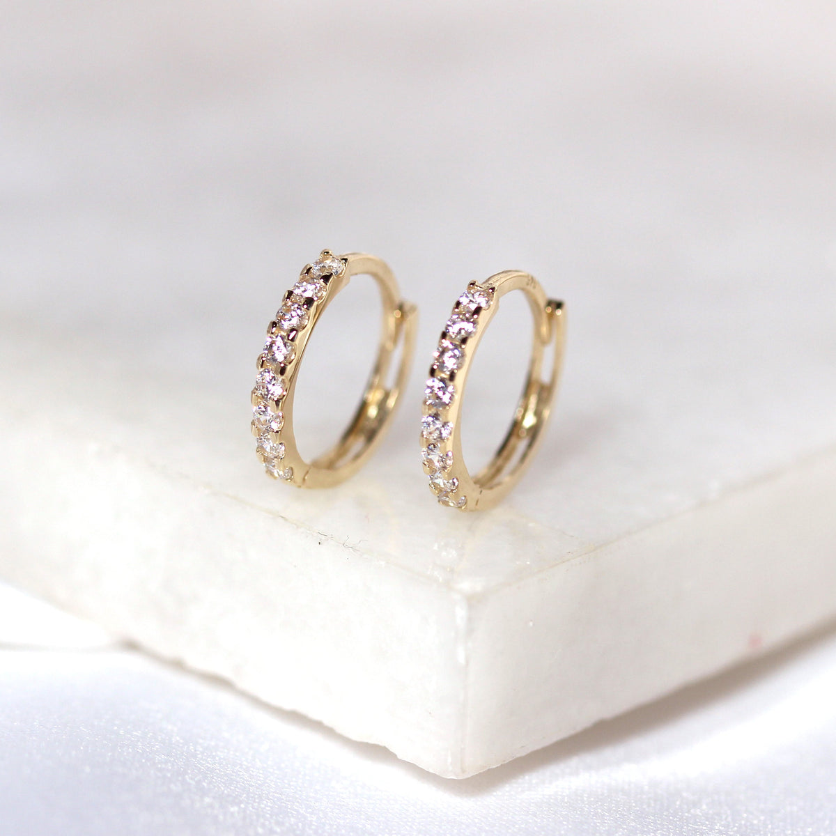 Boucles d'oreilles créoles Huggie 12 mm en or 9 carats serties de zircones cubiques