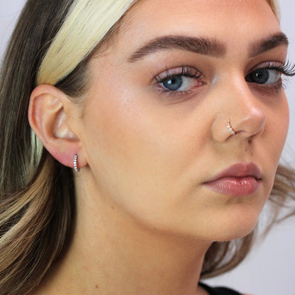 Boucles d'oreilles créoles Huggie en or blanc 9 carats serties de zircones cubiques de 12 mm