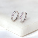 Boucles d'oreilles créoles Huggie en or blanc 9 carats serties de zircones cubiques de 12 mm