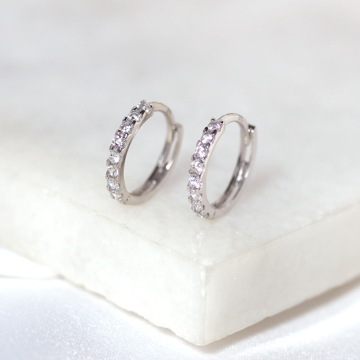 Boucles d'oreilles créoles Huggie en or blanc 9 carats serties de zircones cubiques de 12 mm