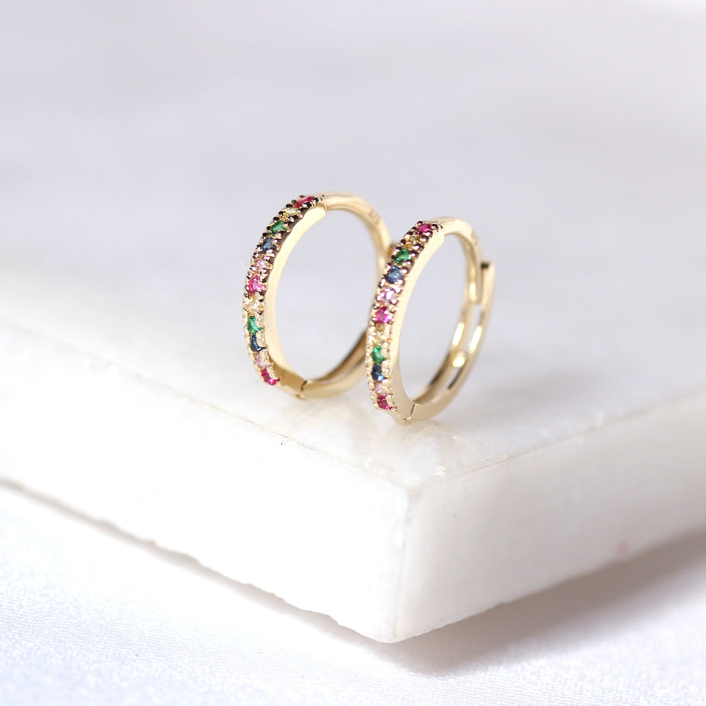 Boucles d'oreilles créoles Huggie 12 mm en or 9 carats avec zircones cubiques arc-en-ciel