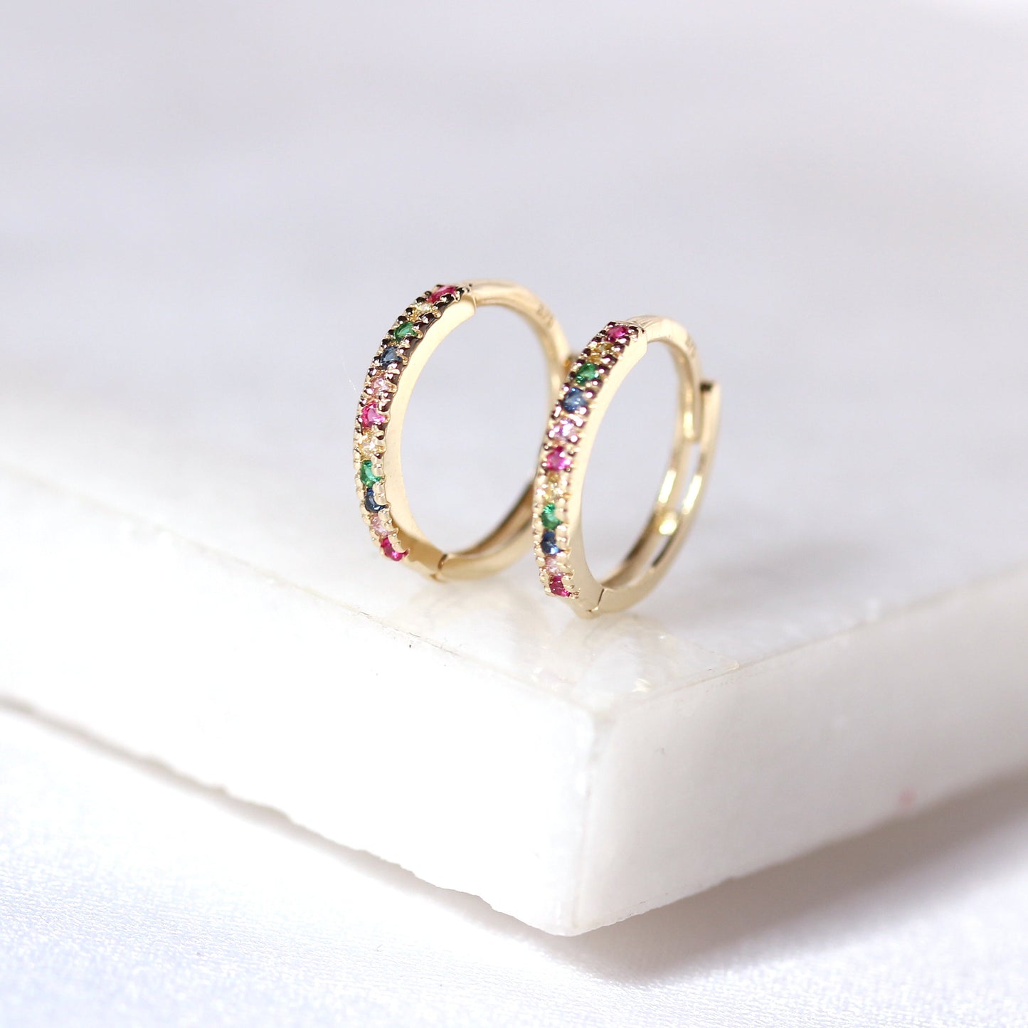 Boucles d'oreilles créoles Huggie 12 mm en or 9 carats avec zircones cubiques arc-en-ciel