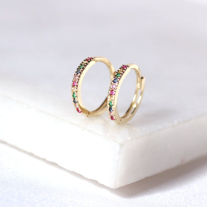 Boucles d'oreilles créoles Huggie 12 mm en or 9 carats avec zircones cubiques arc-en-ciel