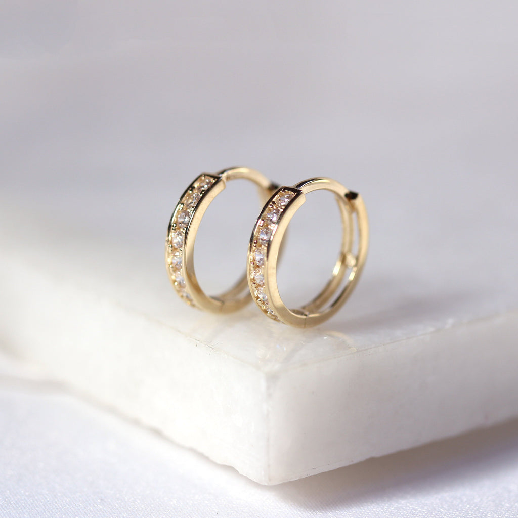 Boucles d'oreilles créoles Huggie 12 mm en or 9 carats serties de zircones cubiques