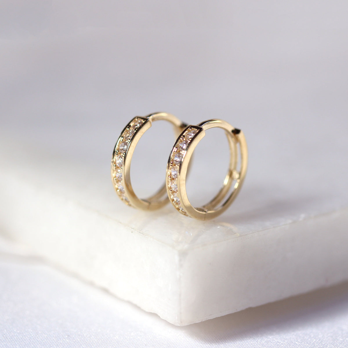 Boucles d'oreilles créoles Huggie 12 mm en or 9 carats serties de zircones cubiques