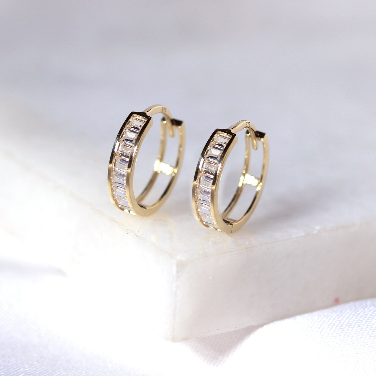 Boucles d'oreilles créoles Huggie de 12 mm en or 9 carats avec zircones cubiques princesse