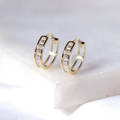 Boucles d'oreilles créoles Huggie de 12 mm en or 9 carats avec zircones cubiques princesse