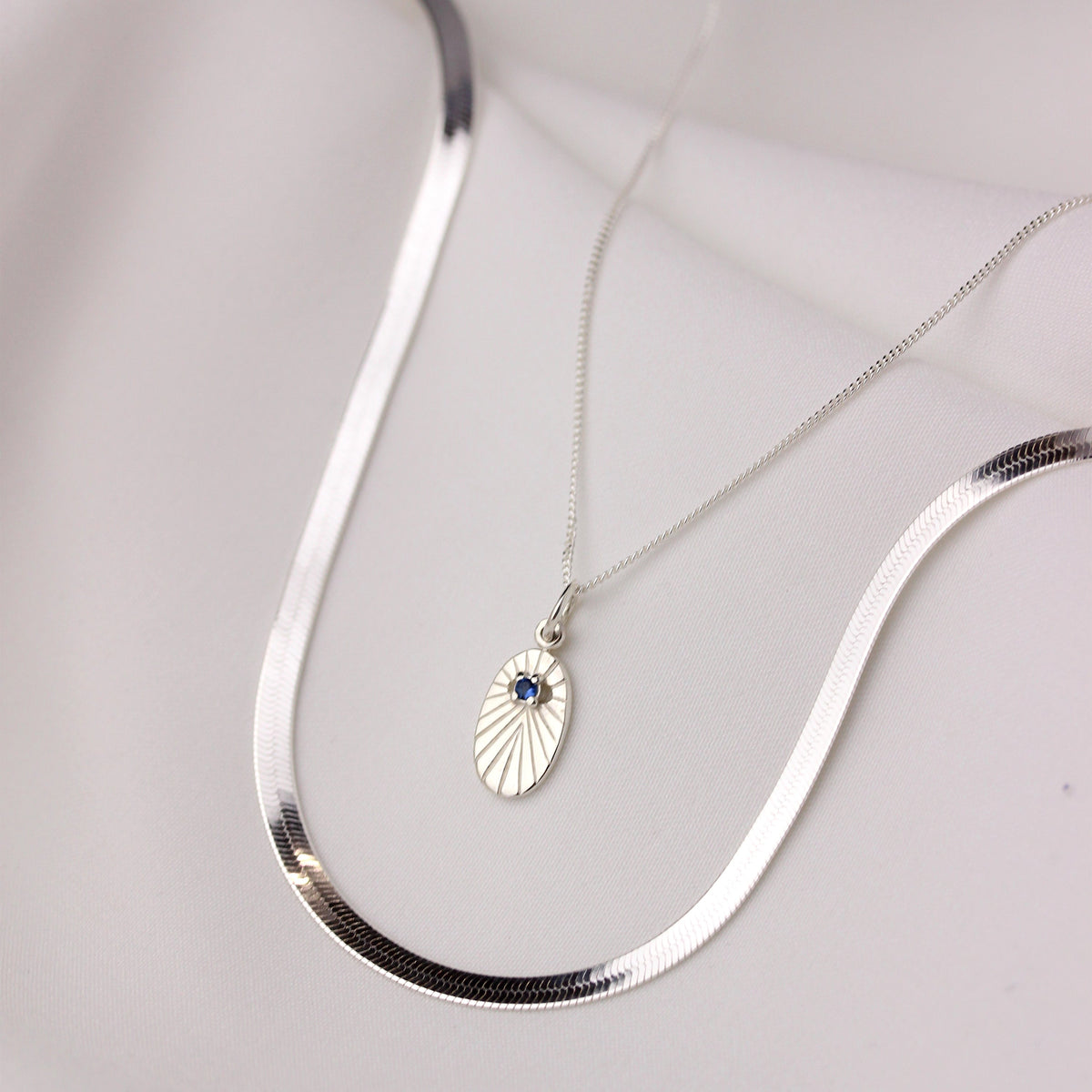 Collier médaillon ovale en argent sterling avec saphir et zircone cubique, 35,6 à 81,3 cm
