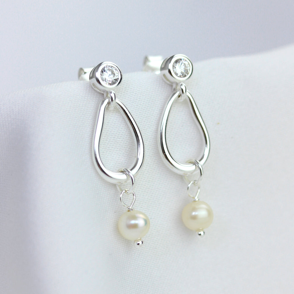Boucles d'oreilles pendantes en argent sterling avec perles d'eau douce et zircones cubiques
