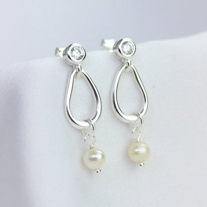 Boucles d'oreilles pendantes en argent sterling avec perles d'eau douce et zircones cubiques