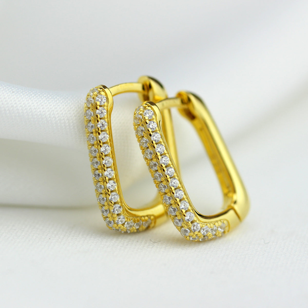 Boucles d'oreilles créoles ovales en argent sterling plaqué or avec zircones cubiques de 15 mm
