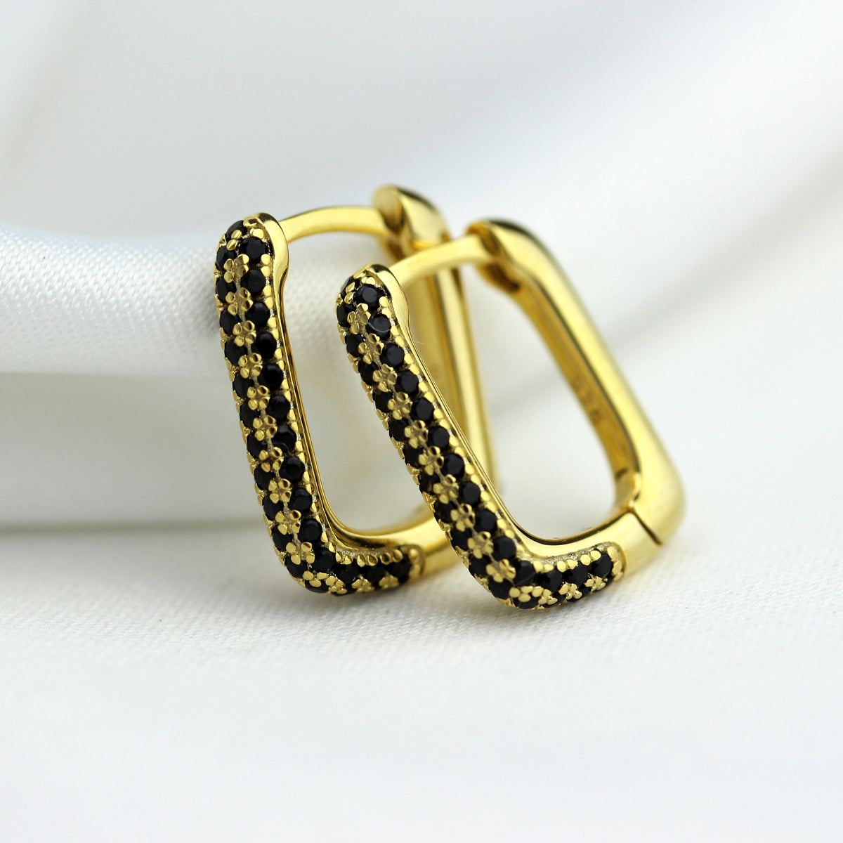Boucles d'oreilles créoles ovales en argent sterling plaqué or avec zircones cubiques noires de 15 mm