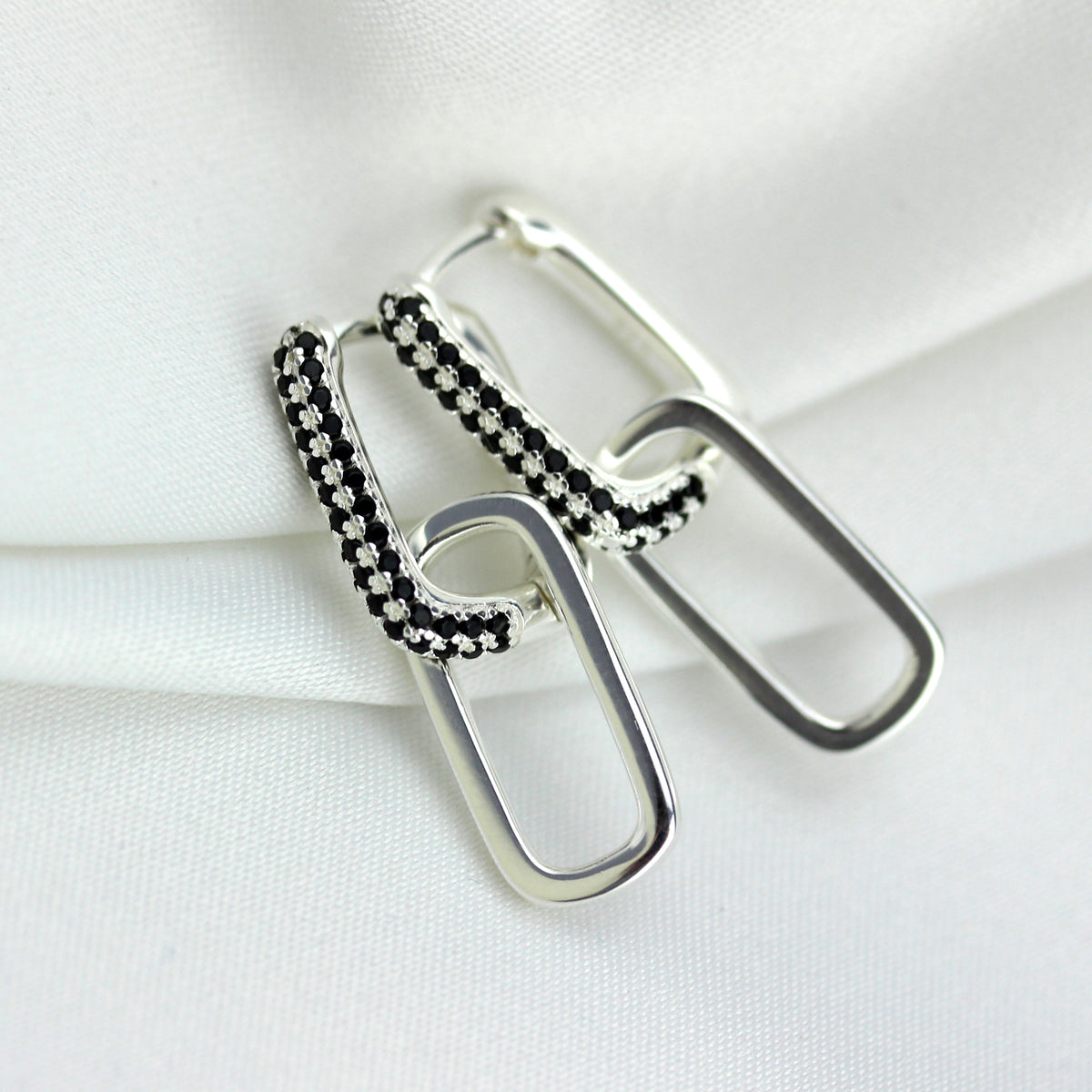 Boucles d'oreilles créoles ovales en argent sterling avec zircones cubiques noirs