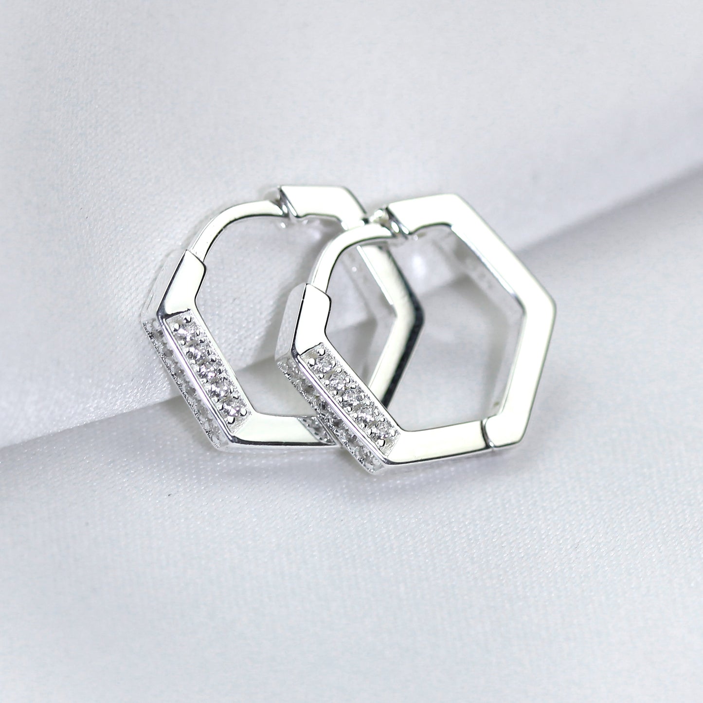 Boucles d'oreilles créoles pentagonales en argent sterling incrustées de zircones cubiques de 14 mm