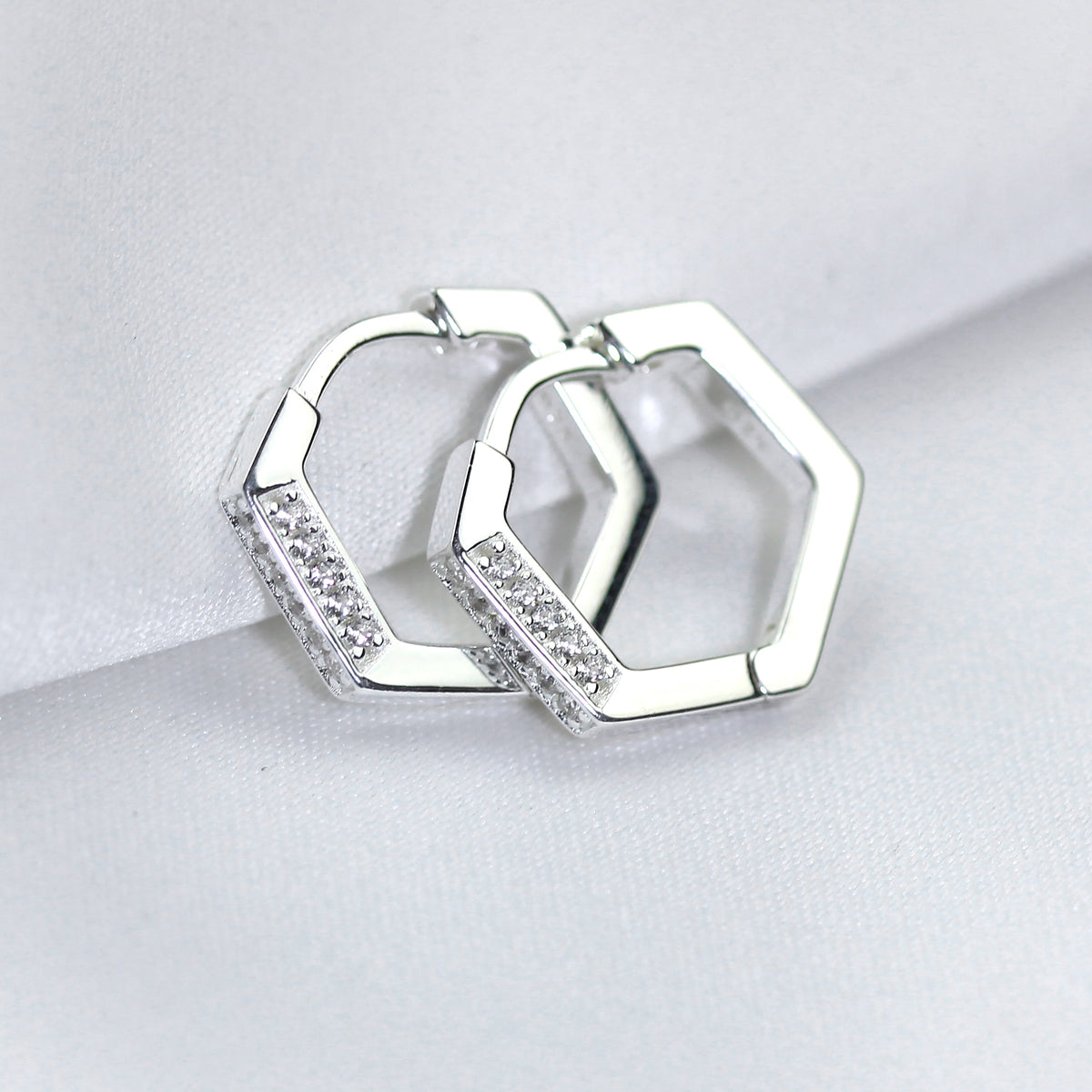 Boucles d'oreilles créoles pentagonales en argent sterling incrustées de zircones cubiques de 14 mm