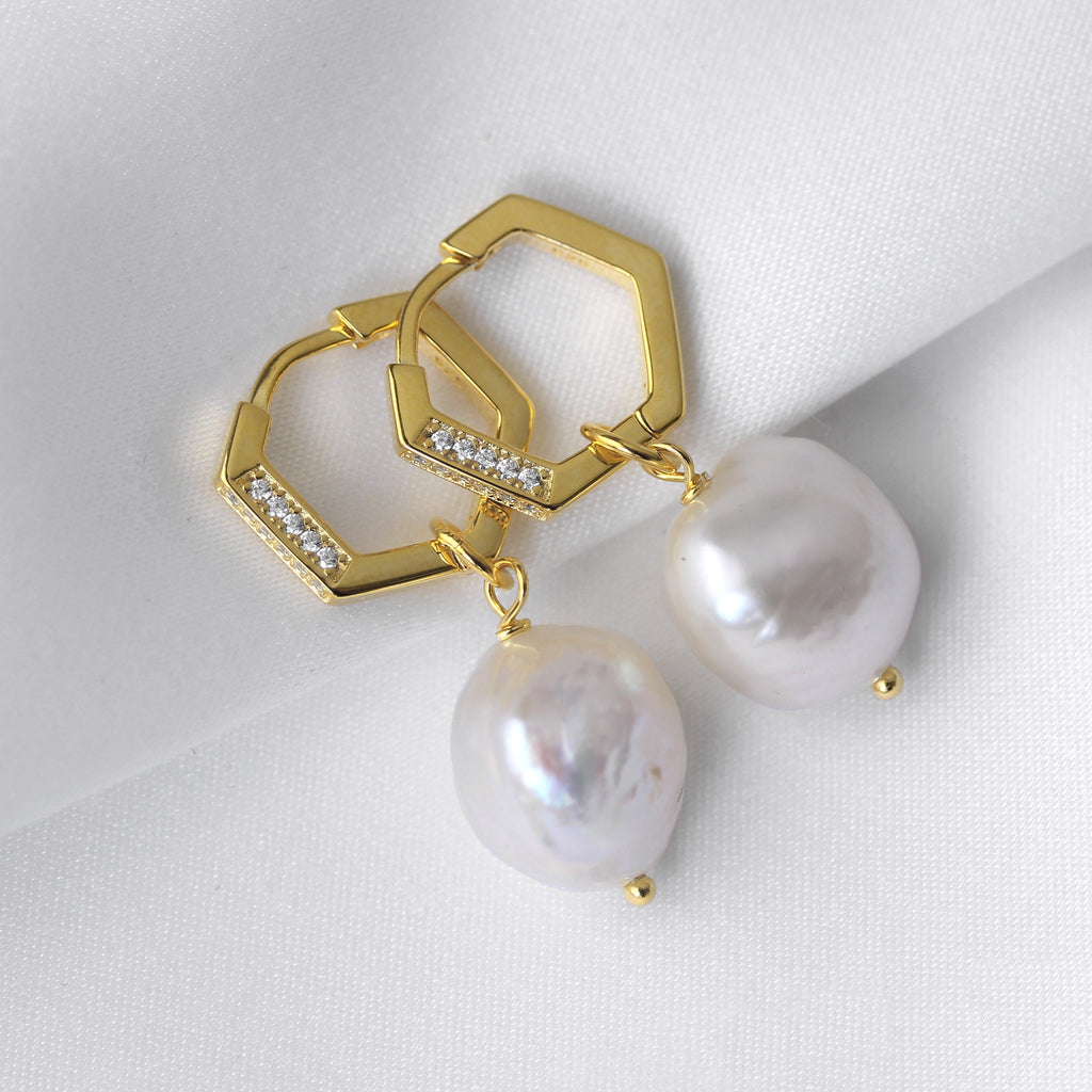 Boucles d'oreilles créoles en argent sterling plaqué or avec perles d'eau douce et zircones cubiques de 14 mm