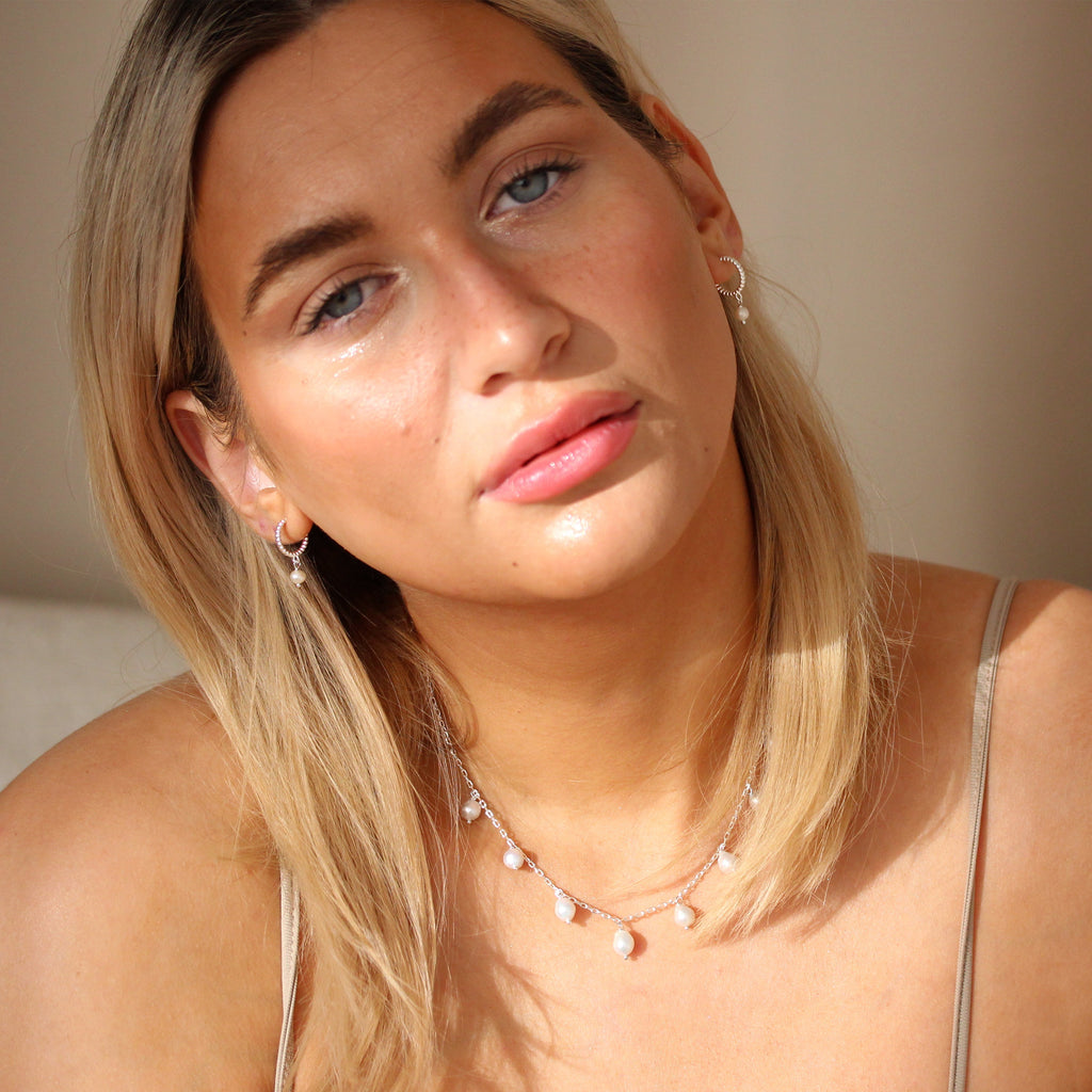 Boucles d'oreilles créoles en argent sterling avec perles d'eau douce