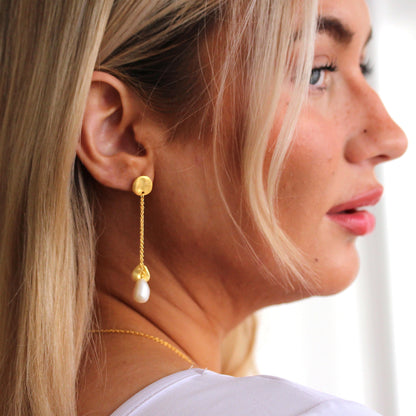 Boucles d'oreilles pendantes en argent sterling plaqué or avec perles baroques