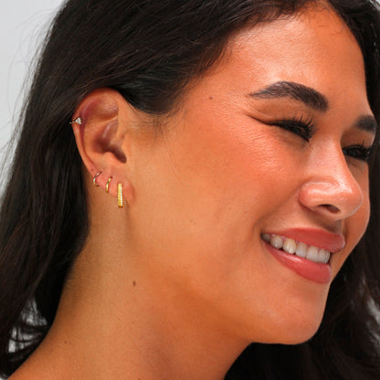 Boucles d'oreilles créoles en argent sterling plaqué or avec double tour pavé de zircones cubiques