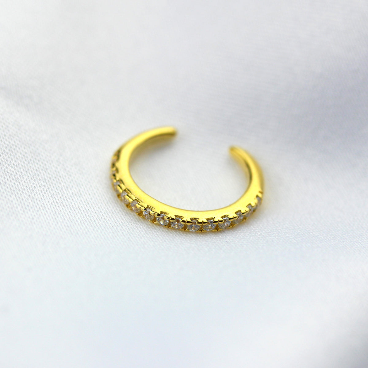 Manchette d'oreille en argent sterling plaqué or incrustée de zircons cubiques