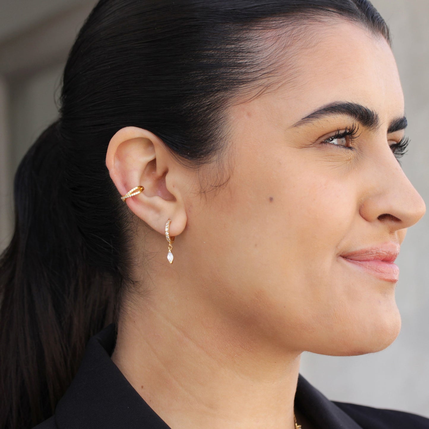 Boucle d'oreille double croix en argent sterling plaqué or avec pavé de zircones cubiques