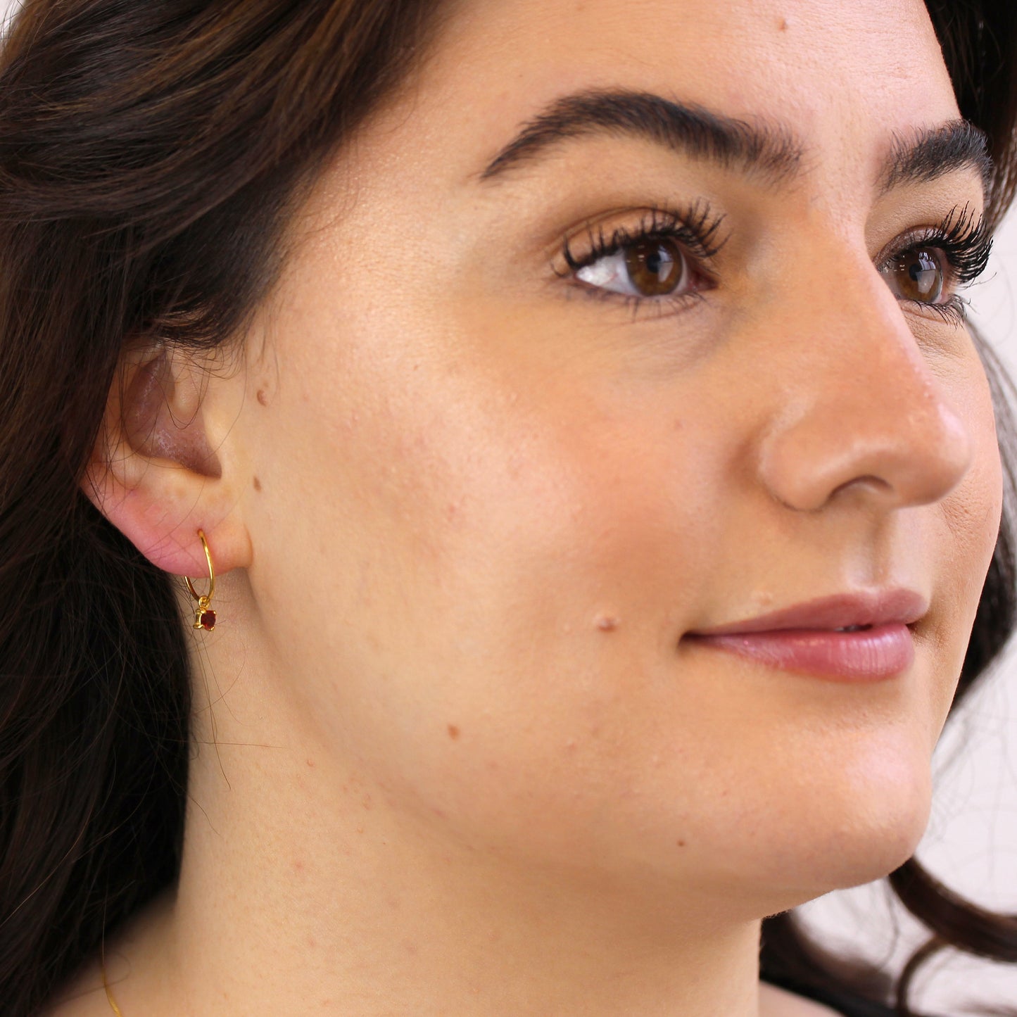 Boucles d'oreilles créoles en argent sterling plaqué or avec grenat et zircone cubique de 12 mm