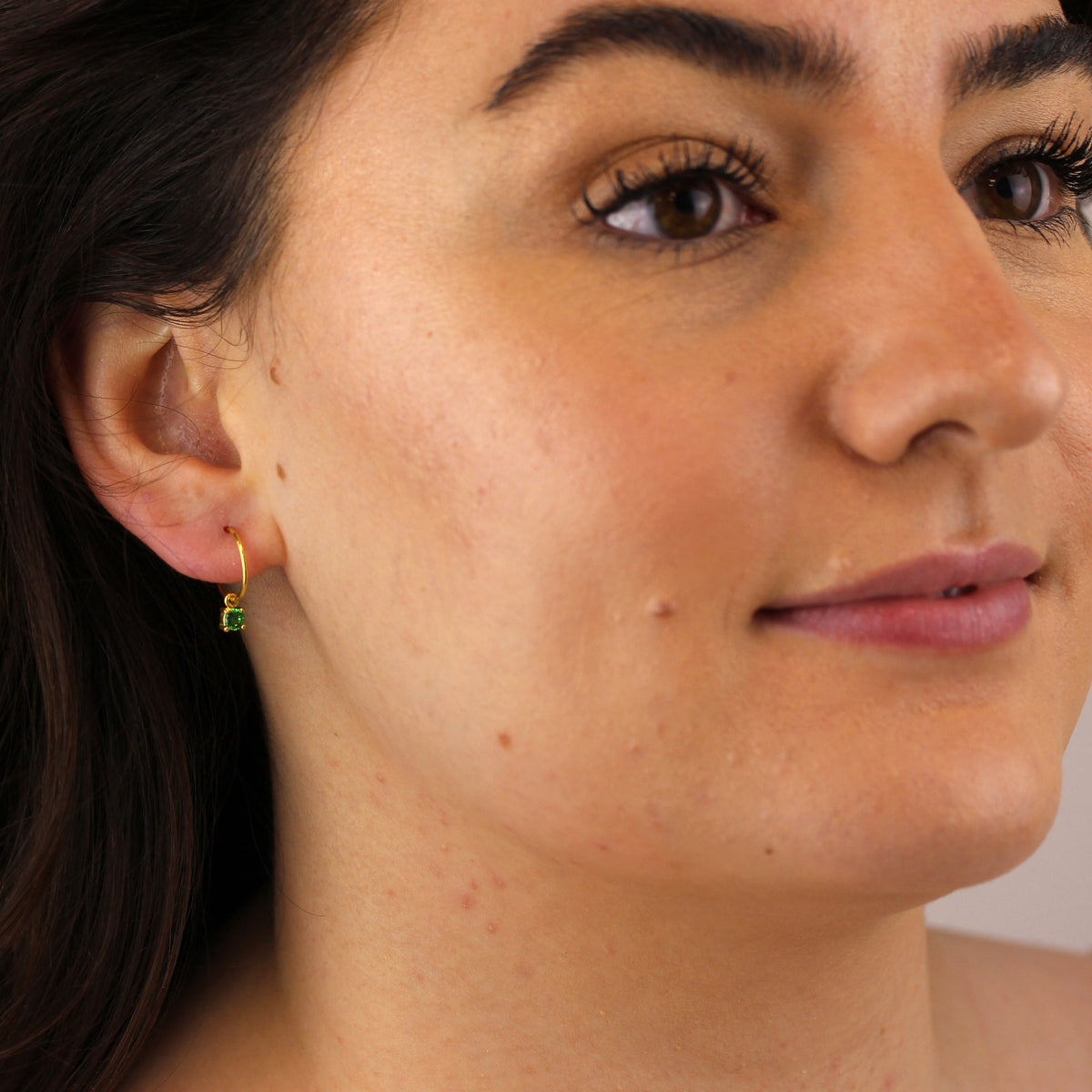 Boucles d'oreilles créoles en argent sterling plaqué or avec émeraude et zircone cubique de 12 mm