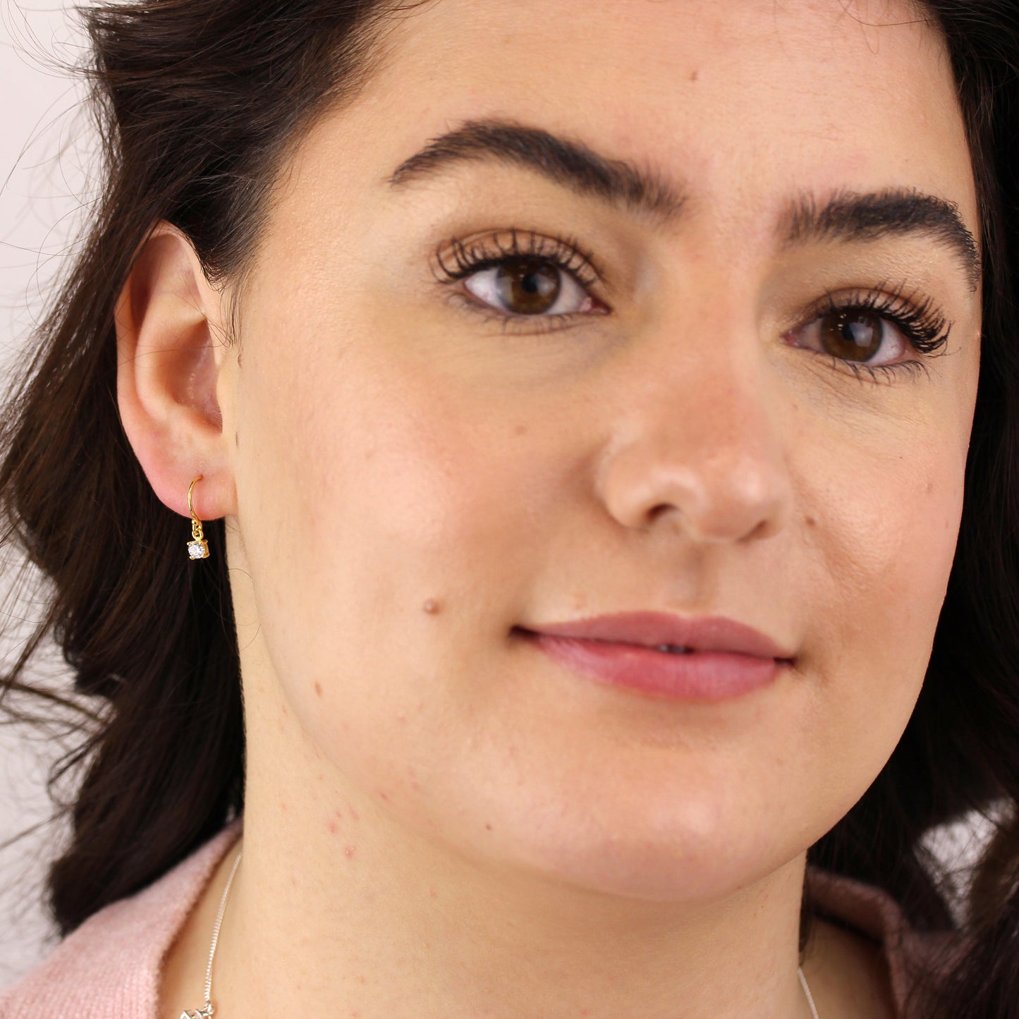 Boucles d'oreilles pendantes April en argent sterling plaqué or et zircones cubiques transparents