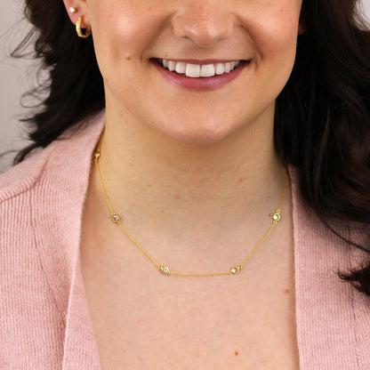 Collier en argent sterling plaqué or avec plusieurs zircones cubiques transparents et pierre de naissance d'avril