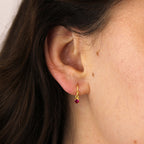 Boucles d'oreilles pendantes July en argent sterling plaqué or et rubis CZ