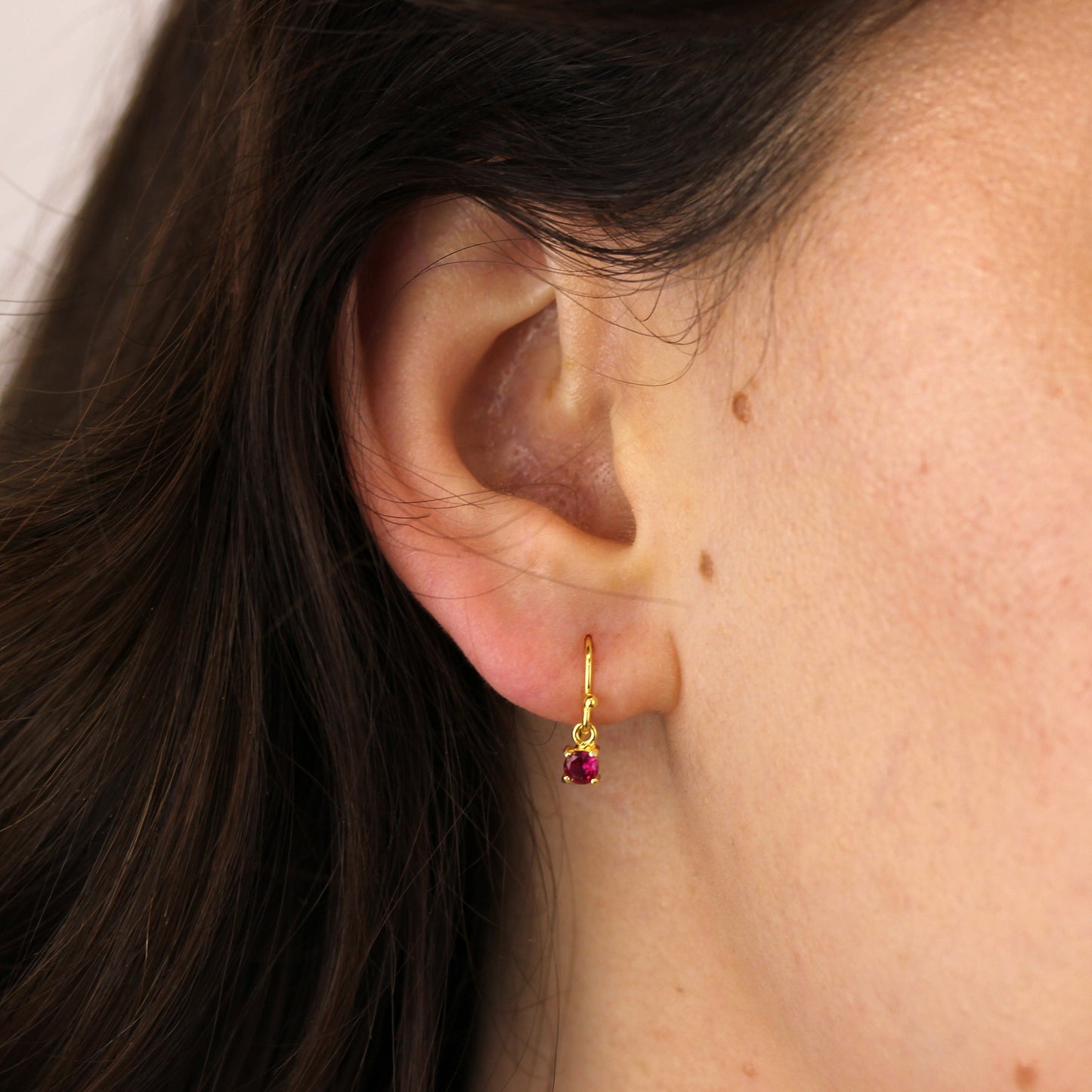 Boucles d'oreilles pendantes July en argent sterling plaqué or et rubis CZ