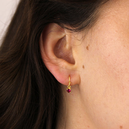 Boucles d'oreilles pendantes July en argent sterling plaqué or et rubis CZ
