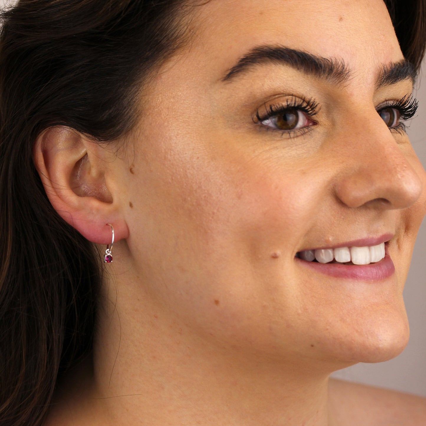 Boucles d'oreilles créoles 12 mm en argent sterling avec rubis et zircone cubique, pierre de naissance de juillet