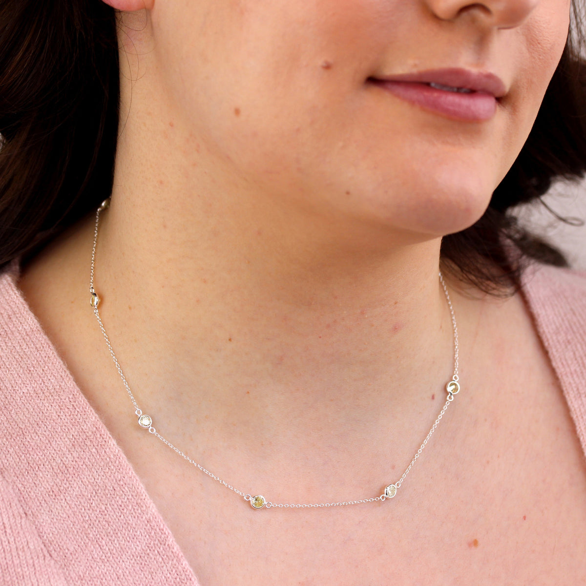 Collier en argent sterling avec plusieurs péridots et zircones cubiques, pierre de naissance d'août