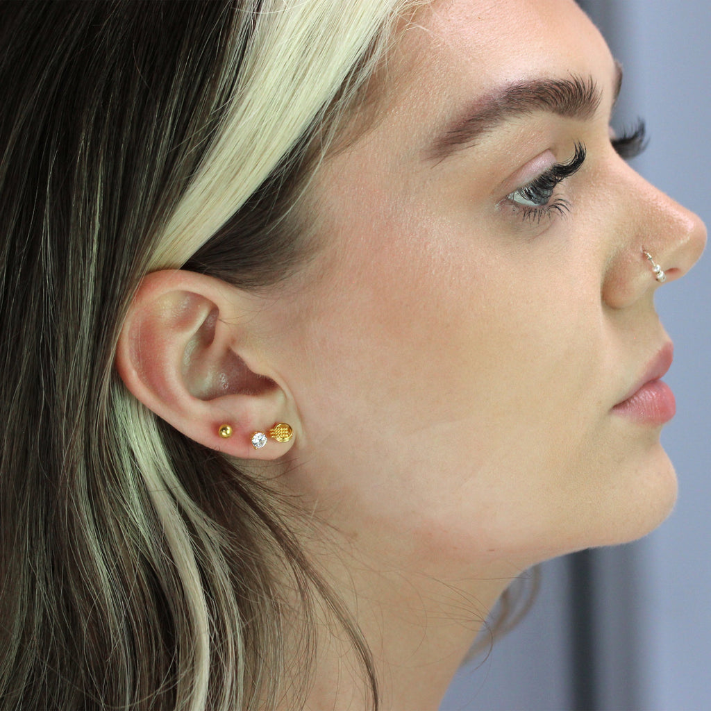 Ensemble de boucles d'oreilles à tige en argent sterling plaqué or avec nœud et boule en zircone cubique