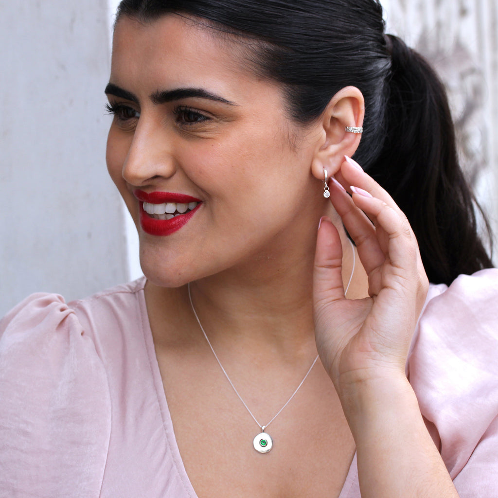 Boucles d'oreilles créoles épaisses en argent sterling avec breloque ronde en oxyde de zirconium