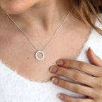 Collier cercle personnalisé en argent sterling avec nom de famille