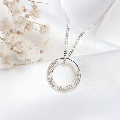 Collier cercle personnalisé en argent sterling avec nom de famille