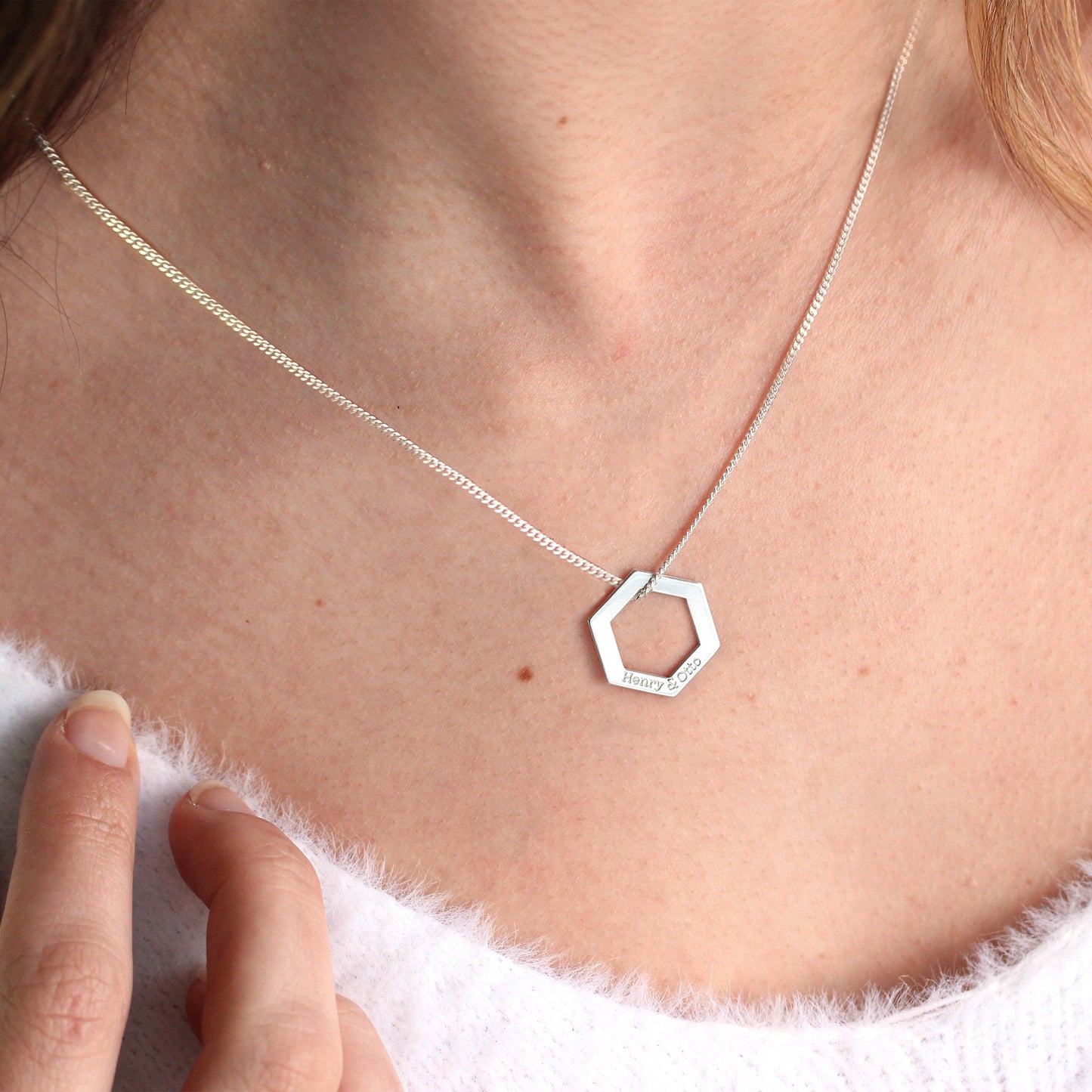 Collier hexagonal personnalisé en argent sterling avec nom de famille