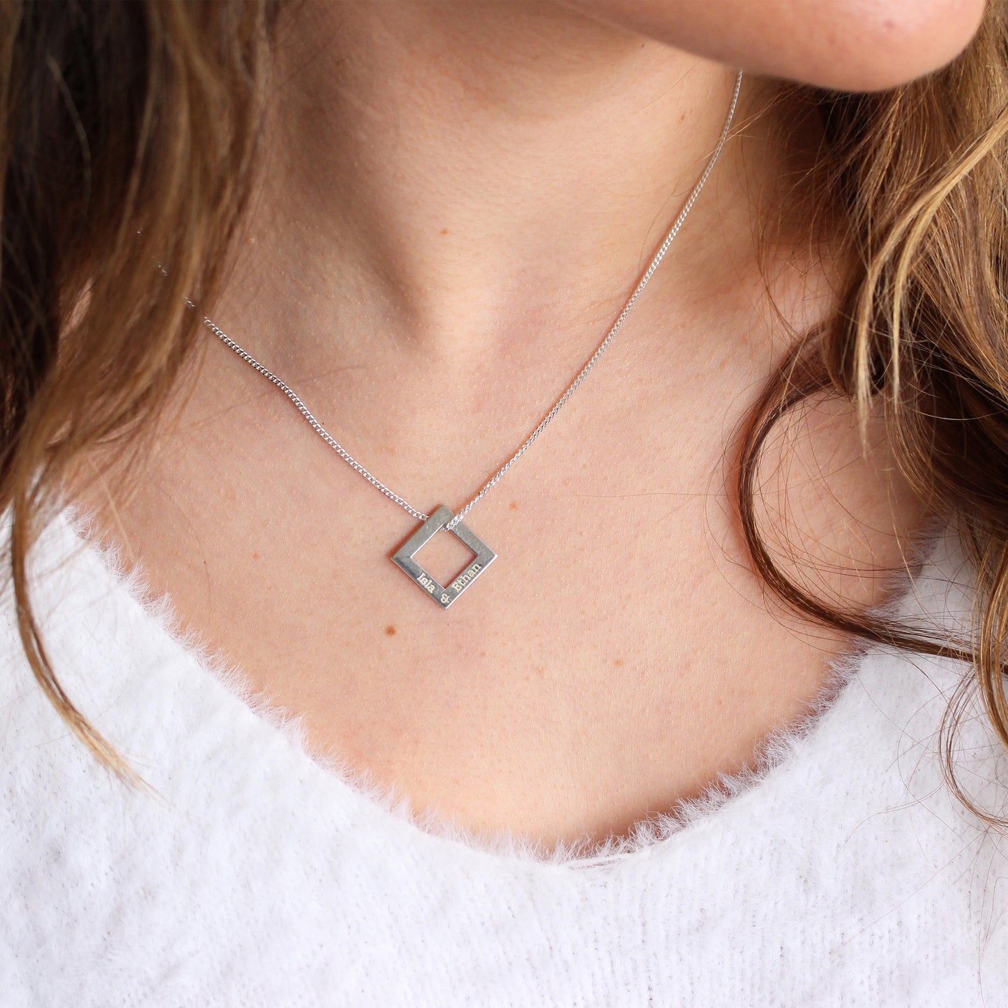 Collier carré personnalisé en argent sterling avec nom de famille