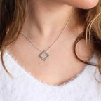 Collier carré personnalisé en argent sterling avec nom de famille