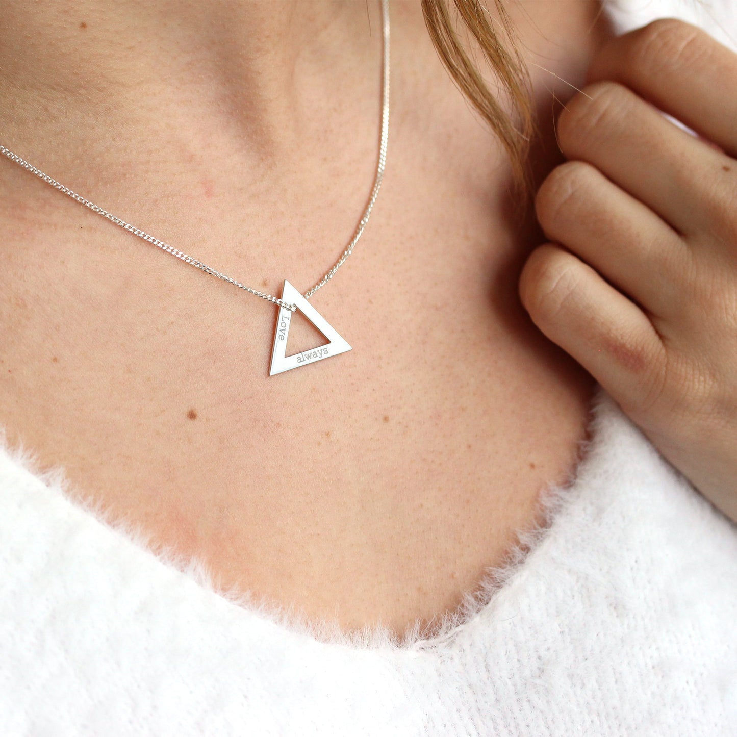 Collier triangulaire personnalisé en argent sterling avec nom de famille