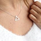 Collier triangulaire personnalisé en argent sterling avec nom de famille